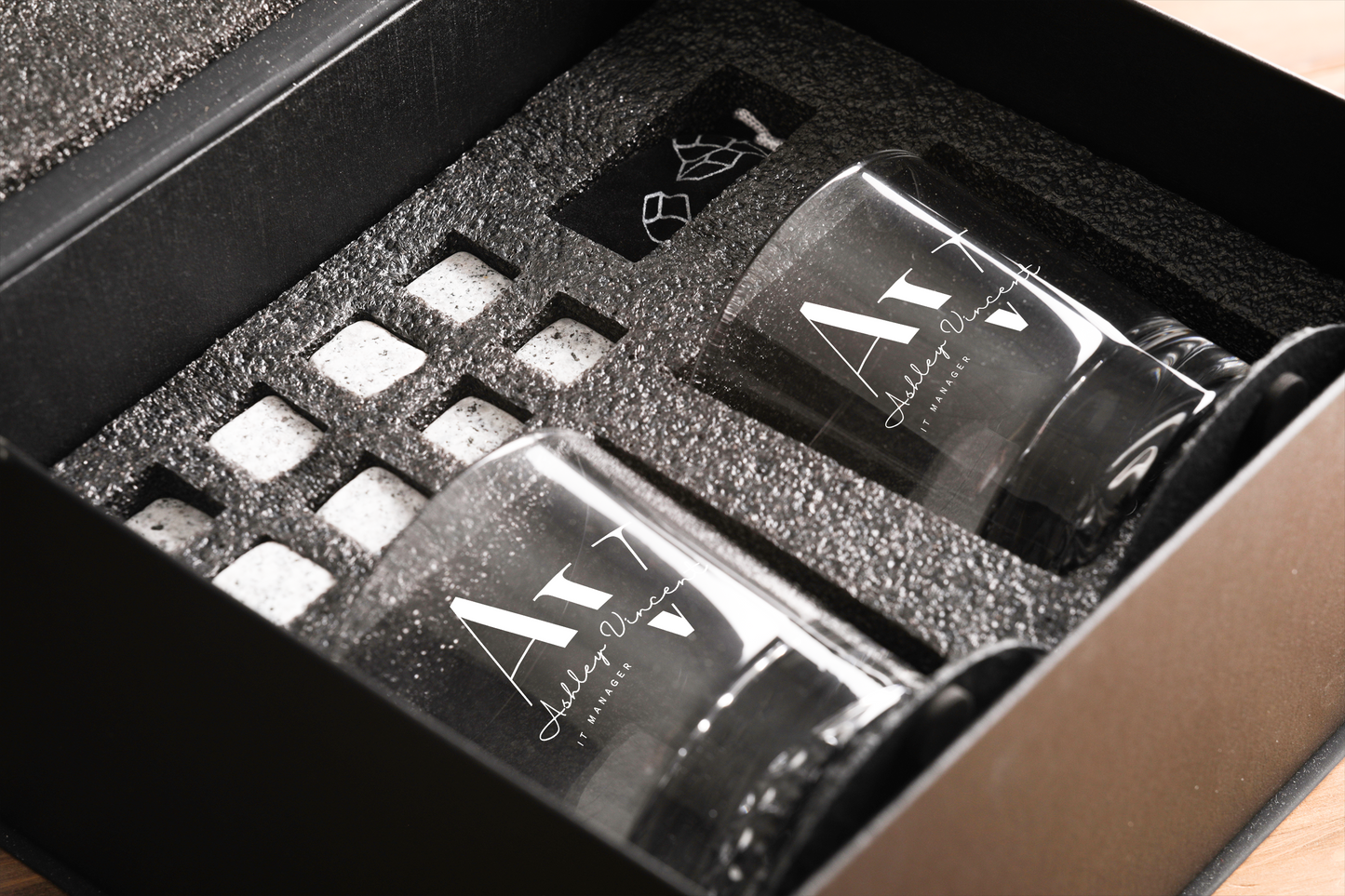 WHISKEY SET WITH VELVET BAG
