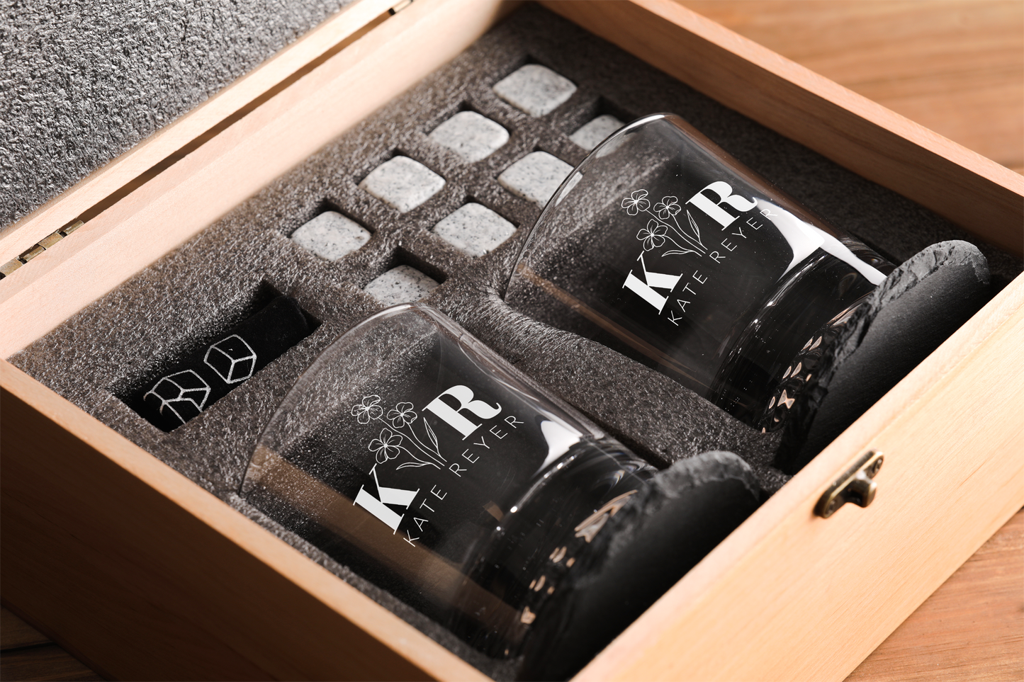 WHISKEY SET WITH VELVET BAG